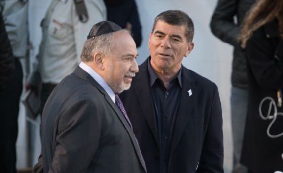 סקר: ליברמן לשון מאזניים; אשכנזי מנצח את נתניהו