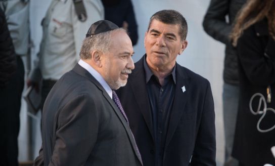 סקר: ליברמן לשון מאזניים; אשכנזי מנצח את נתניהו