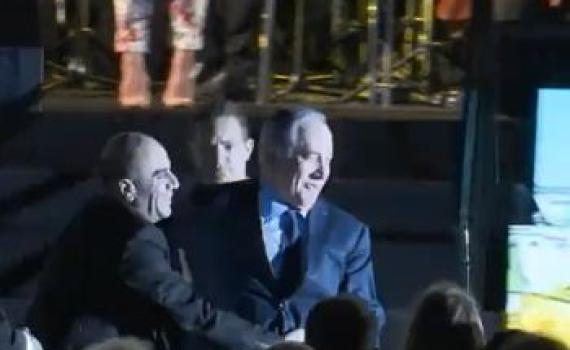 צפו: נתניהו מעד במדרגות ונזקק לעזרת המאבטחים