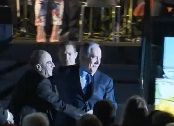 צפו: נתניהו מעד במדרגות ונזקק לעזרת המאבטחים