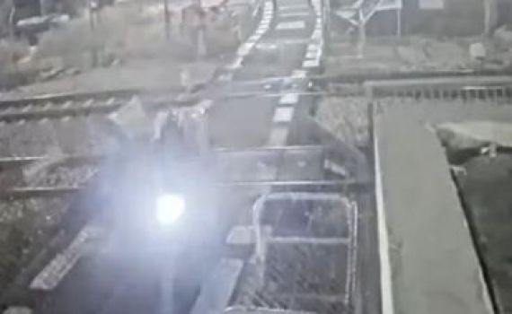צפו: אופנוען דוהר ופורץ מחסום של מסילת רכבת