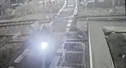 צפו: אופנוען דוהר ופורץ מחסום של מסילת רכבת