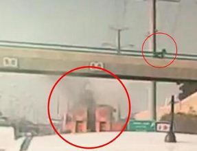 צפו:משאית 'גילחה' את גשר קוקה קולה; הולך רגל נמלט