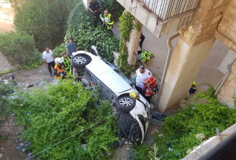 אישה נלכדה ברכב שנפל מגובה בירושלים