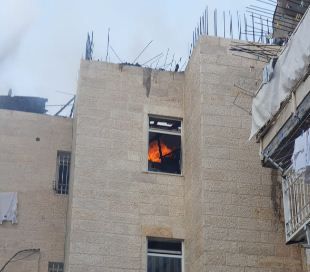 שריפה בבניין מגורים בי-ם: ילדים חולצו מהחלונות