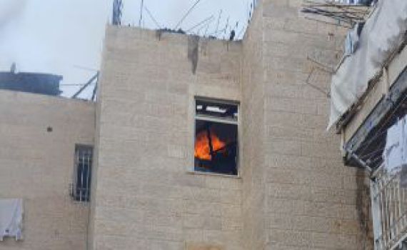 שריפה בבניין מגורים בי-ם: ילדים חולצו מהחלונות