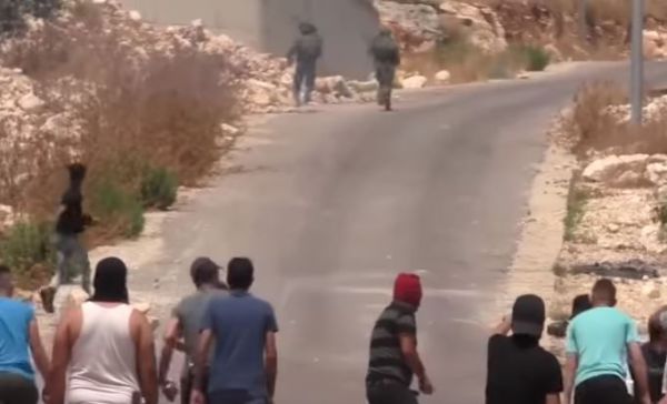 אוי לבושה: לוחמי צה"ל נמלטים ממיידי אבנים