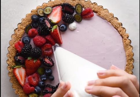 מרהיב: כך תשדרגו בקלות את עוגת החג. צפו