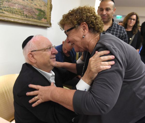 מנחמים את הנשיא ריבלין: מאות הגיעו מרחבי הארץ