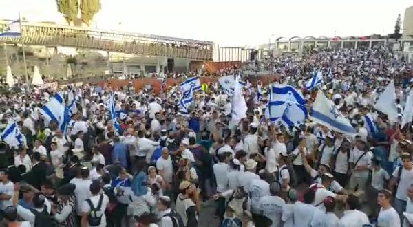 לפיד לשאלת סרוגים: אתה היית מבטל את הריקודגלים?