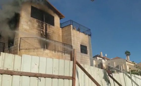 משפחה בת 10 נפשות חולצה מדירה בוערת בי-ם