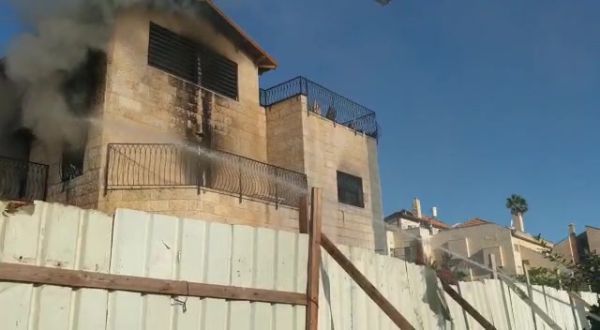 משפחה בת 10 נפשות חולצה מדירה בוערת בי-ם