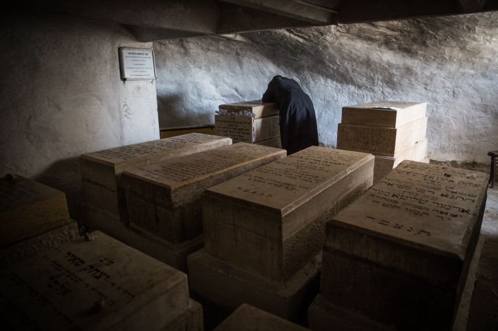 להתפלל על קברי צדיקים? עדיף לתת צדקה