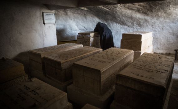 להתפלל על קברי צדיקים? עדיף לתת צדקה