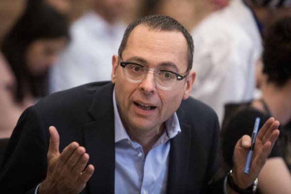 "שקרים והנפצות": עימות בין צבי האוזר למיקי זוהר