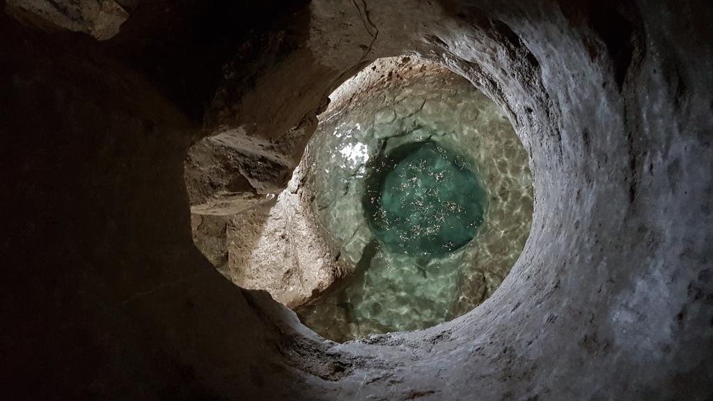 מתחת לכנסייה התגלה מקווה עם כיתוב בעברית