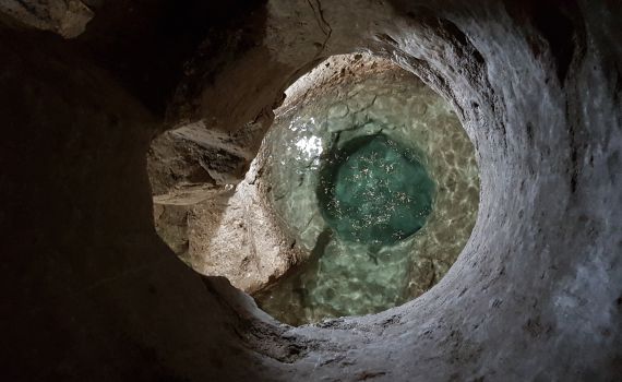 מתחת לכנסייה התגלה מקווה עם כיתוב בעברית