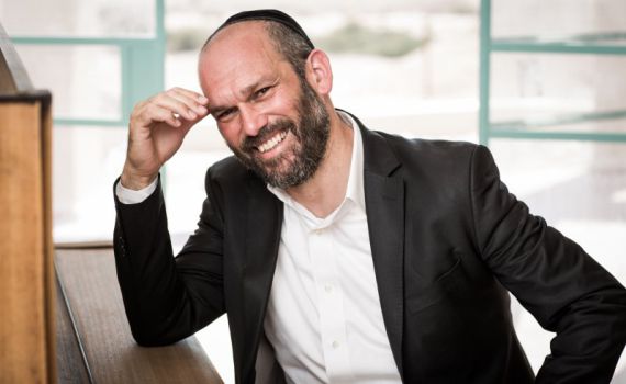 צפו: ההפתעה המשמחת של יונתן רזאל לכבוד שבועות