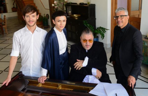 צפו: אמנים שרים למשוררת שהלכה לעולמה מסרטן