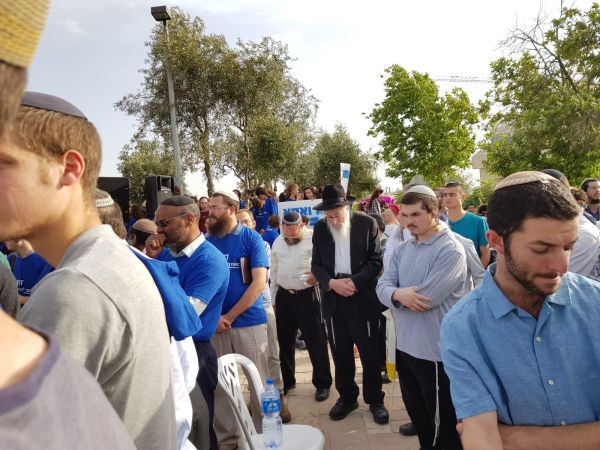 הרב צבי טאו הגיע למחות: להיות נורמליים