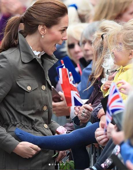 ירדו לעם: ויליאם וקייט בביקור כפרי עם גזיזת כבשה