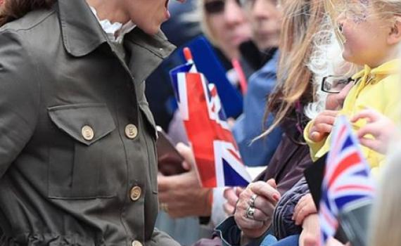 ירדו לעם: ויליאם וקייט בביקור כפרי עם גזיזת כבשה