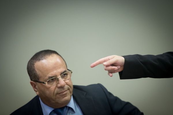 בזמן שהוא חבר בממשלה: קרא נבחן ל"הישרדות VIP"