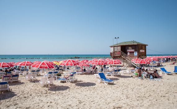 ילד בן 9 נפל מצוק בחוף בת ים; מצבו קריטי