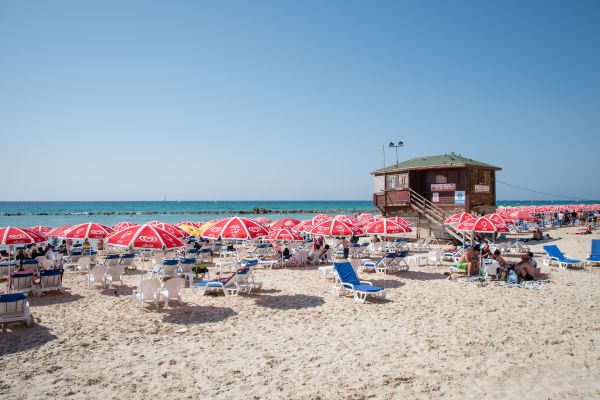 ילד בן 9 נפל מצוק בחוף בת ים; מצבו קריטי
