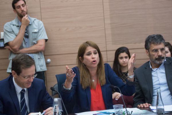 חיזוק מבחוץ: "יוגב בכל פעם התנגח בבנט, הייתי המומה"