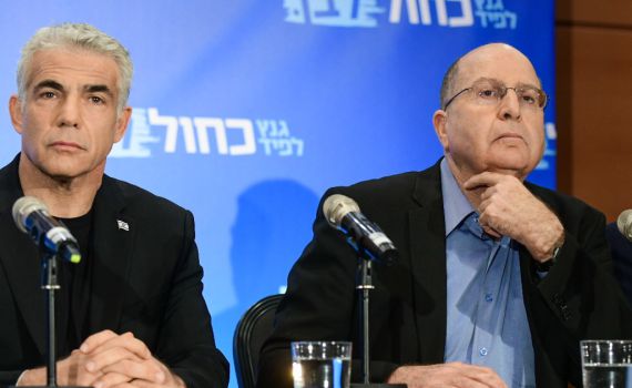 יעלון תוקף את לפיד: "הפך לנטל. הרוטציה גורמת נזק"