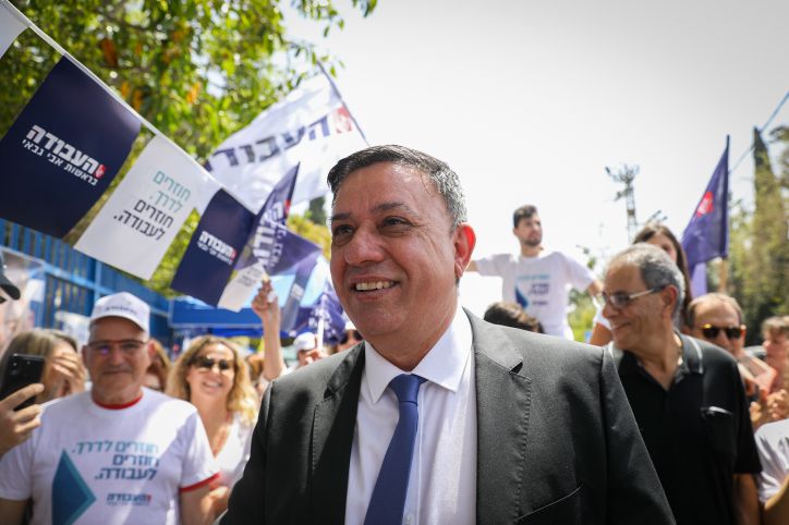 סוף לסיפור:  אבי גבאי פורש מהפוליטיקה