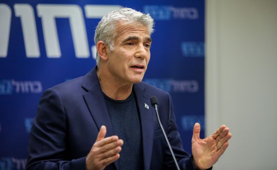 לפיד: "לנתניהו יש שני עתונים שעובדים אצלו"