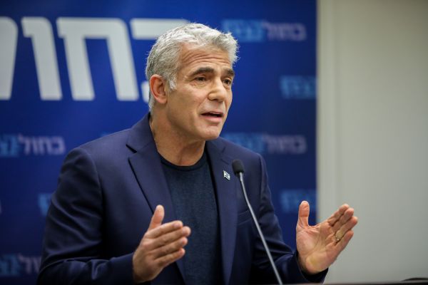 לפיד: "לנתניהו יש שני עתונים שעובדים אצלו"