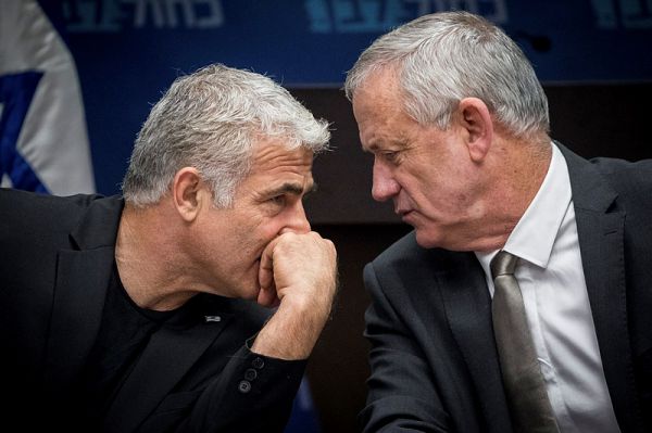 בני גנץ לאדמו"ר חרדי: "יאיר לפיד מתנהג טוב יותר"