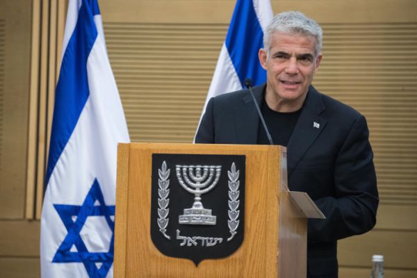 יאיר לפיד מבהיר: "אנחנו לא נשב עם נתניהו"