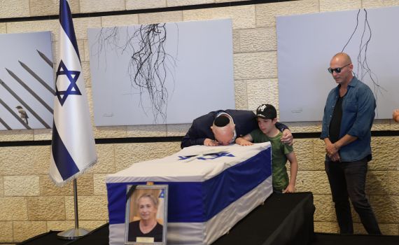 צפו: הנשיא ריבלין אומר קדיש לזכרה של רעייתו