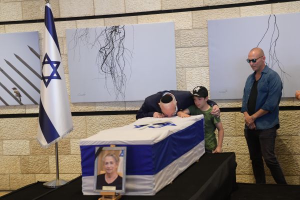 צפו: הנשיא ריבלין אומר קדיש לזכרה של רעייתו