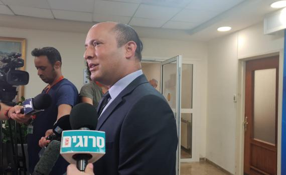 מריח קאמבק? בנט הגיע לישיבת הממשלה