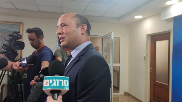 מריח קאמבק? בנט הגיע לישיבת הממשלה