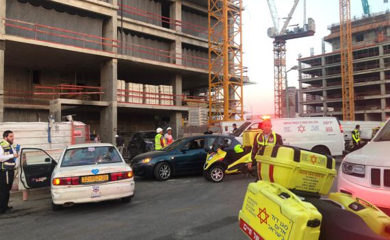 חפץ כבד נפל על פועל באתר בנייה; מצבו אנוש