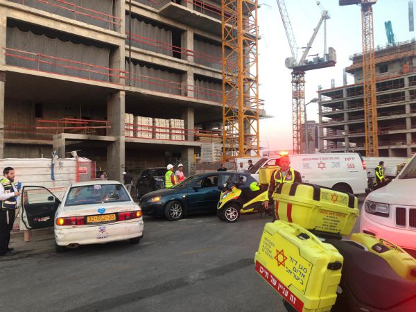חפץ כבד נפל על פועל באתר בנייה; מצבו אנוש