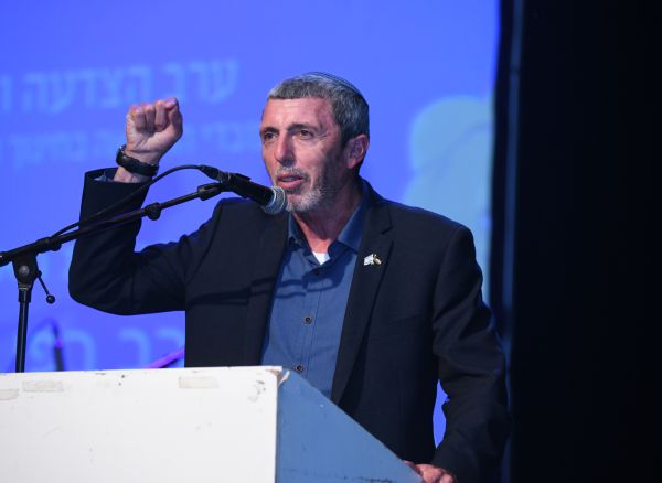 עוקץ את בנט: "להיות שר החינוך זה לא קרש קפיצה"