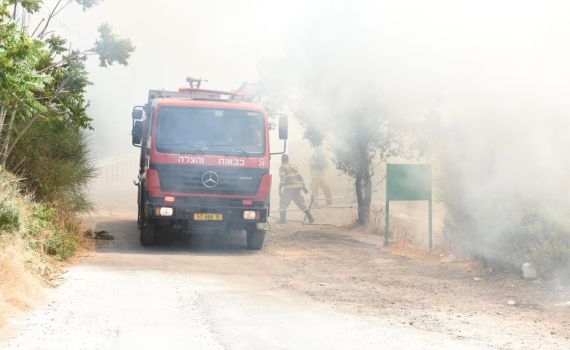 במהלך כיבוי השריפה מפקדת הכבאים נפלה לבור