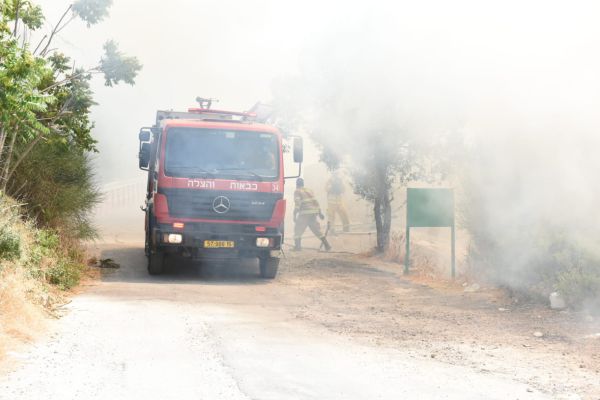 במהלך כיבוי השריפה מפקדת הכבאים נפלה לבור