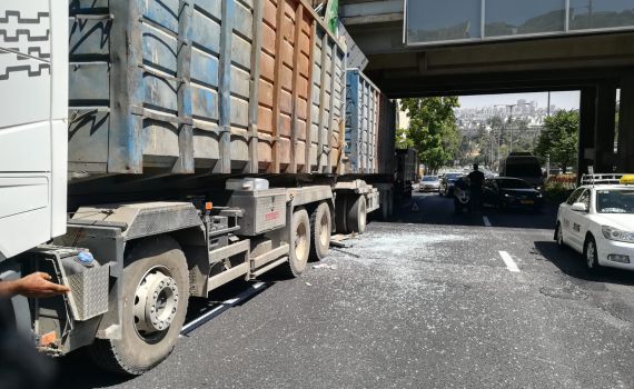 משאית התנגשה בגשר מעל קניון רמות