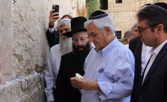 "שלום לארץ הקודש": נשיא צ'ילה בכותל המערבי