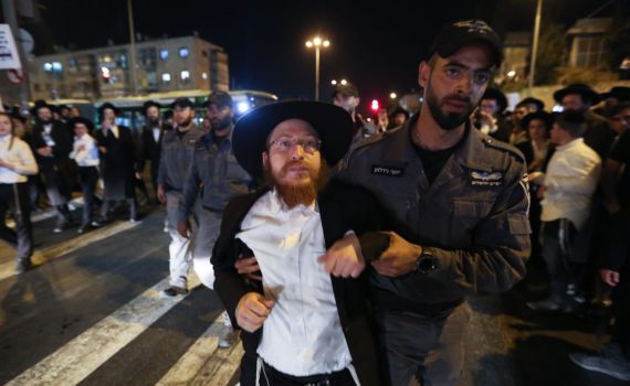 תיעוד מכוער: מקרה שלישי של שוטר מושך בפאות חרדי