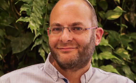 ליאור אנגלמן לסרוגים: גם מלמד תורה וגם יוצר וכותב