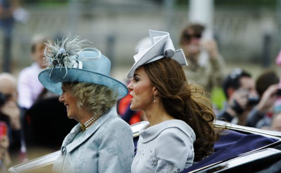 סערה: השיירה של הנסיך ווילאם וקייט דרסה קשישה